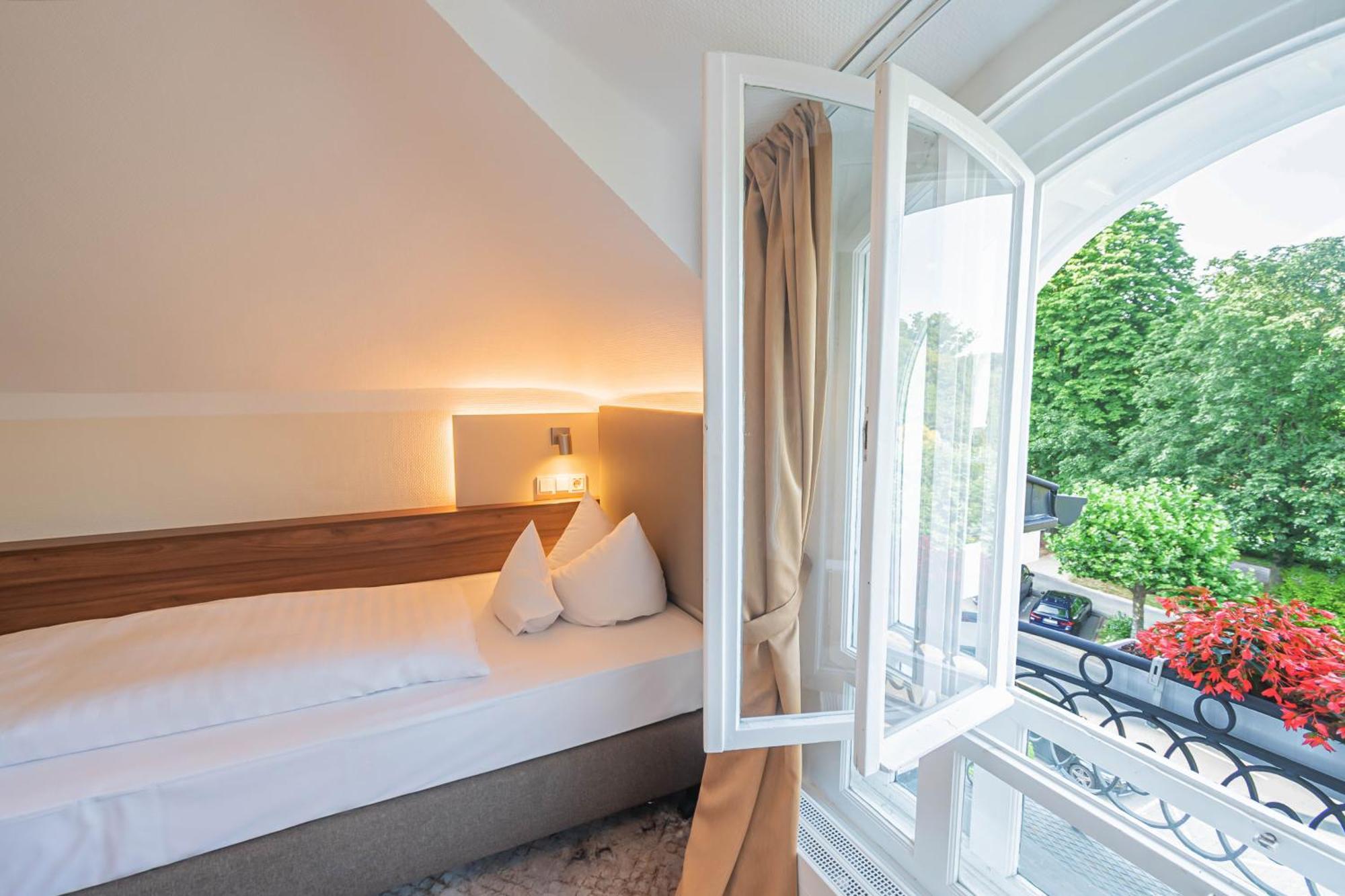 Hotel Villa Am Kurpark Bad Homburg vor der Hoehe Luaran gambar